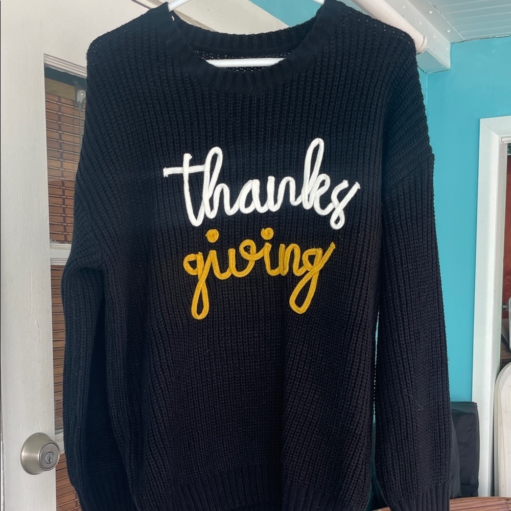 Black ' Happy Thanksgiving' Sweater. Super cozy 🦃
